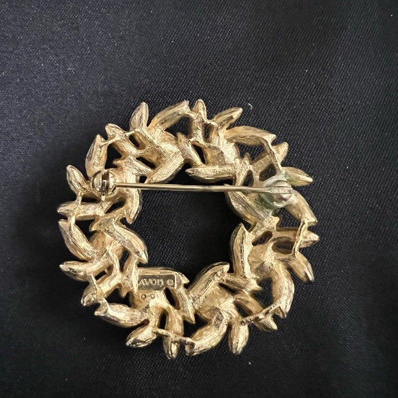 Vintage 1970s Costume Jewelry Avon Faux Pearl And Gold Leaves Wreath Brooch - Picture 2 of 9